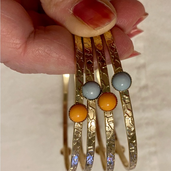 Pretty set of 4 Bangles with colored beads. - Picture 7 of 9